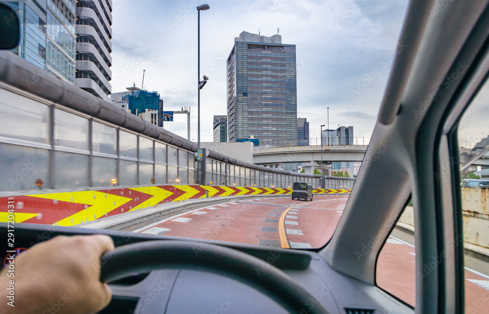 運転席から見る高速道路と都会の景色