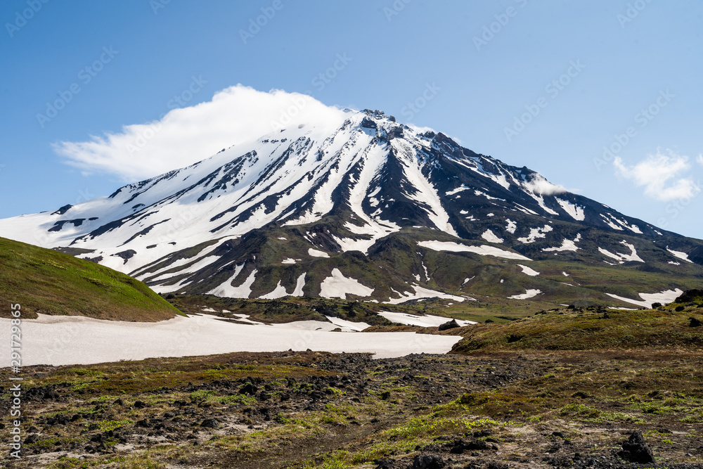 美丽的秋季火山景观-层火山Bolshaya Udina火山的积雪锥视图