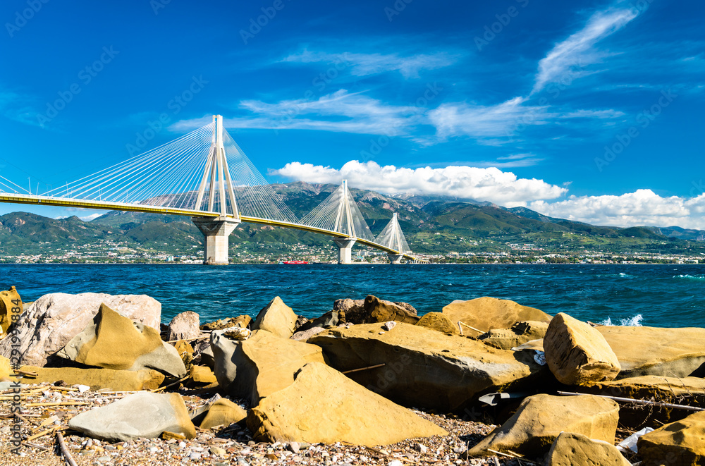 横跨希腊科林斯湾的Rio Antirrio大桥