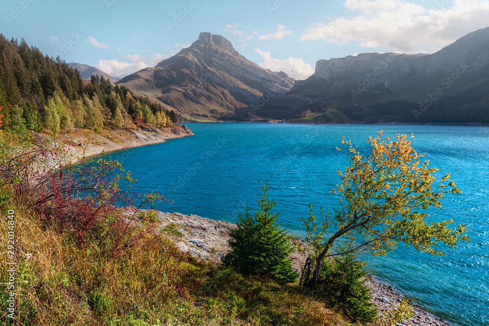 法国阿尔卑斯山的罗斯伦德湖（Lac de Roselend）阳光明媚。背后是碧水和高山