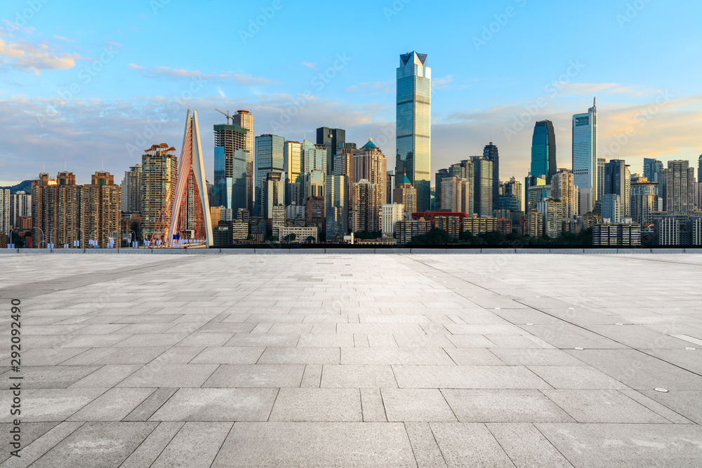 日落时分，中国重庆，空旷的广场和城市景观与建筑。