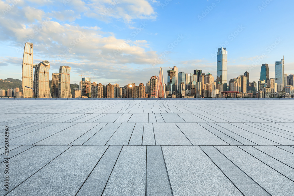 日落时分，中国重庆，空旷的广场和城市景观与建筑。