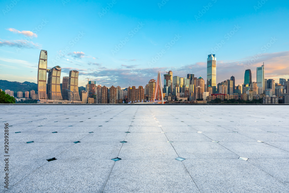 日落时分，中国重庆的空旷广场和城市景观与建筑。