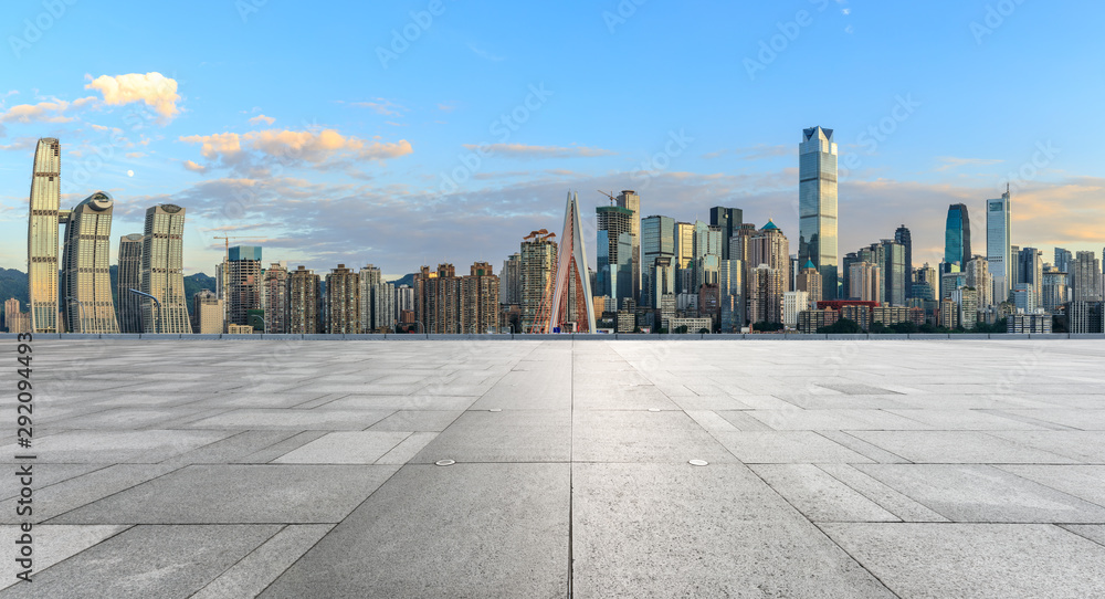 日落时分，中国重庆，空旷的广场和城市景观与建筑。