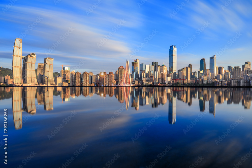 重庆天际线和现代城市摩天大楼，日落时的水反射景观，中国。