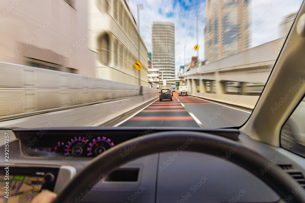 運転席から見る都会の街並み