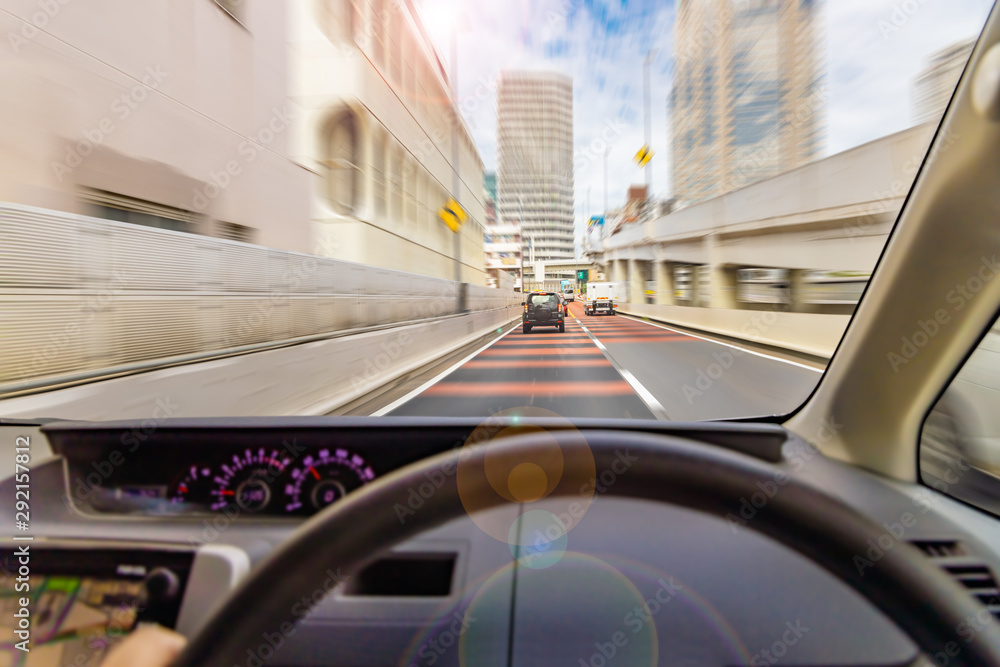 運転席から見る都会の街並み