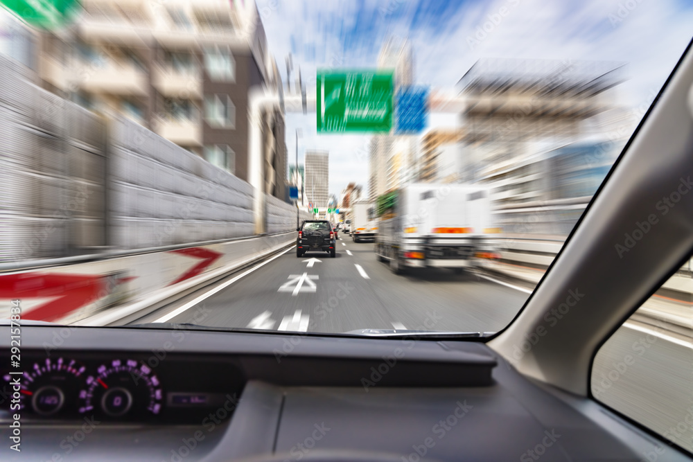 運転席から見る都会の街並み