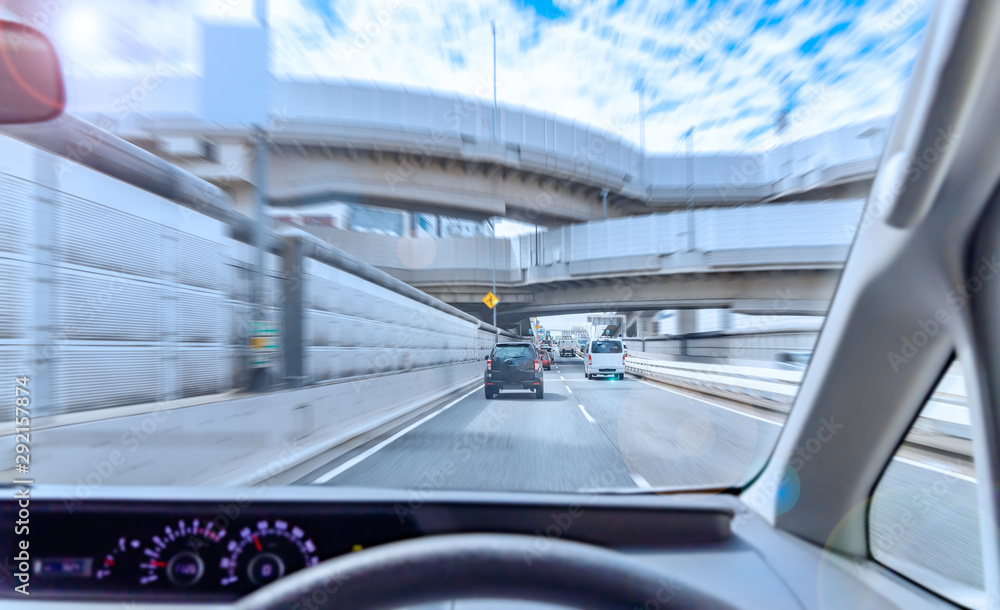 運転席から見る都会の街並み