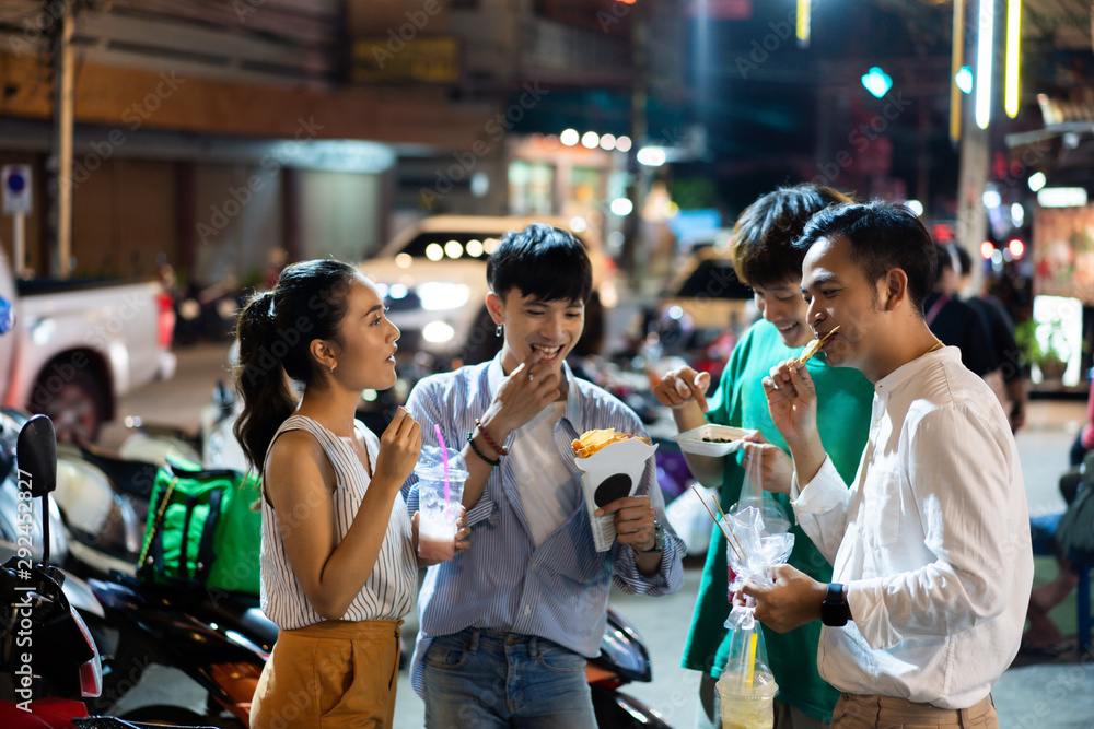 亚洲人正在吃泰国街头美食晚餐。街头用餐。