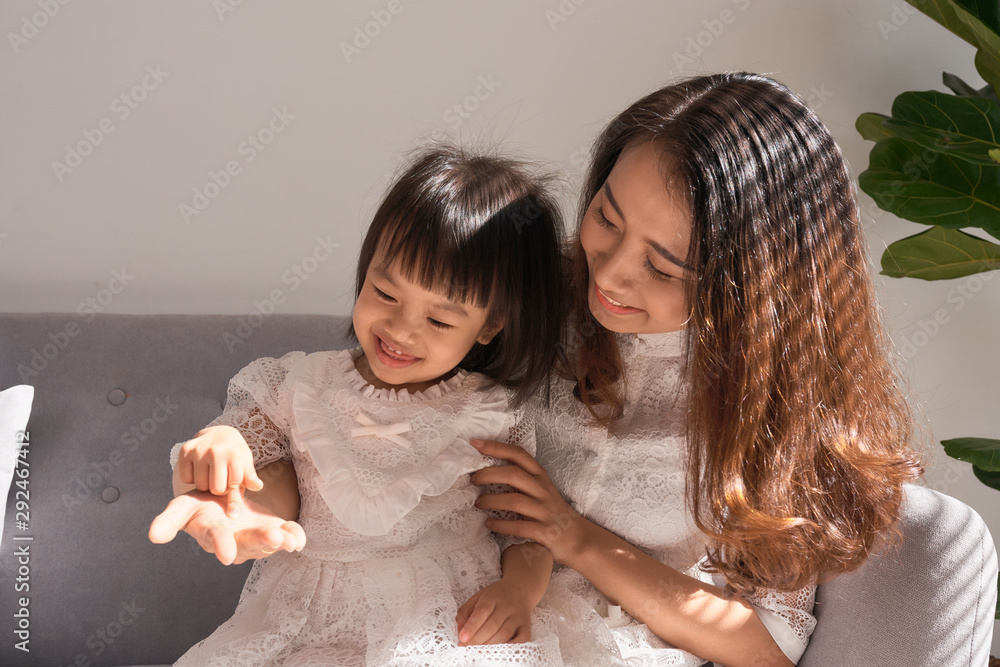 家里有女儿，年轻快乐的妈妈