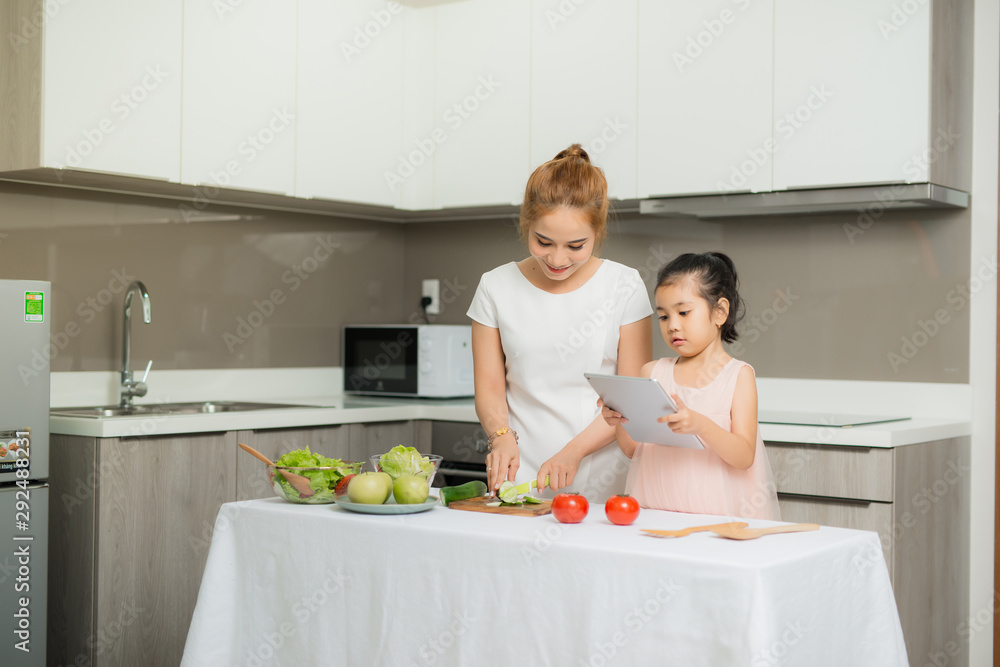 母亲、孩子和电脑的使用，发明了一种食物菜单