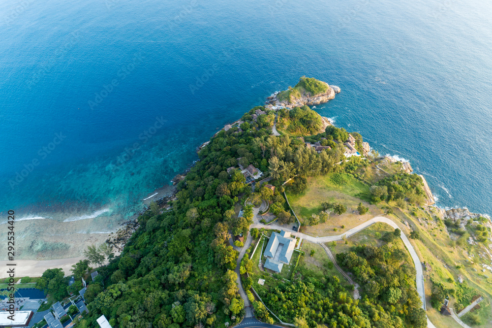 美丽的海面、海滨和现代别墅的无人机鸟瞰图自上而下