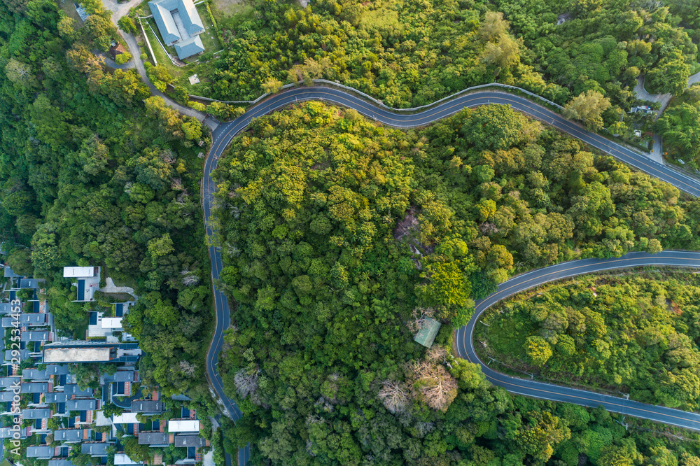 无人机鸟瞰图高山上的沥青道路曲线