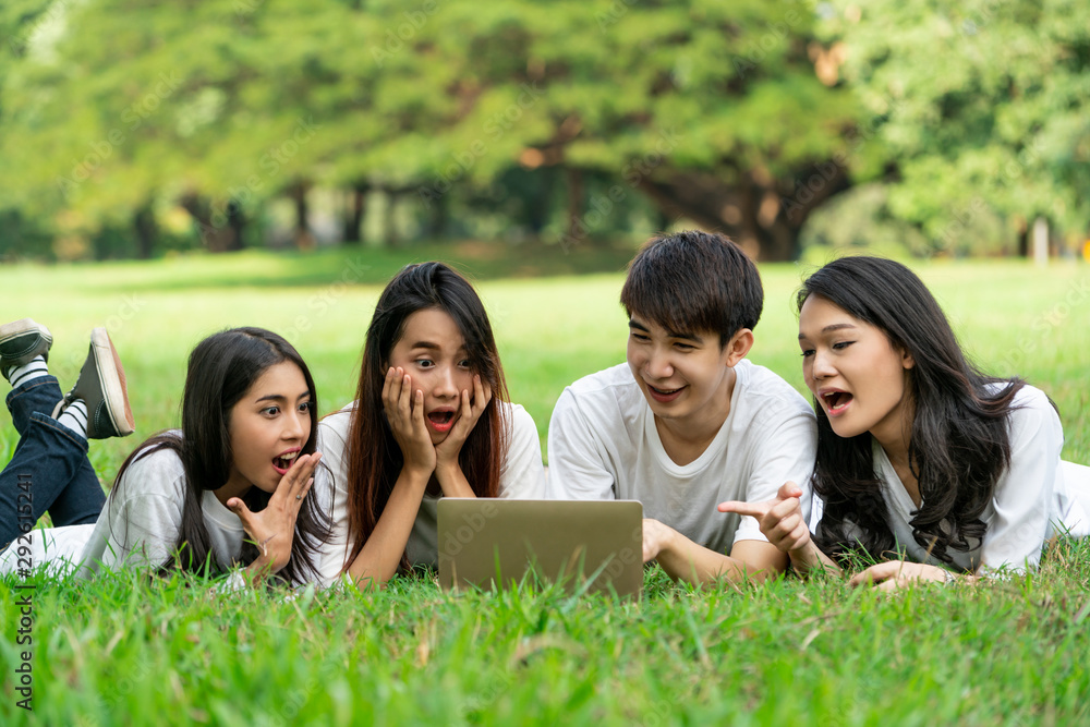 在大学或学校的公园里学习小组项目的年轻学生团队。学习快乐