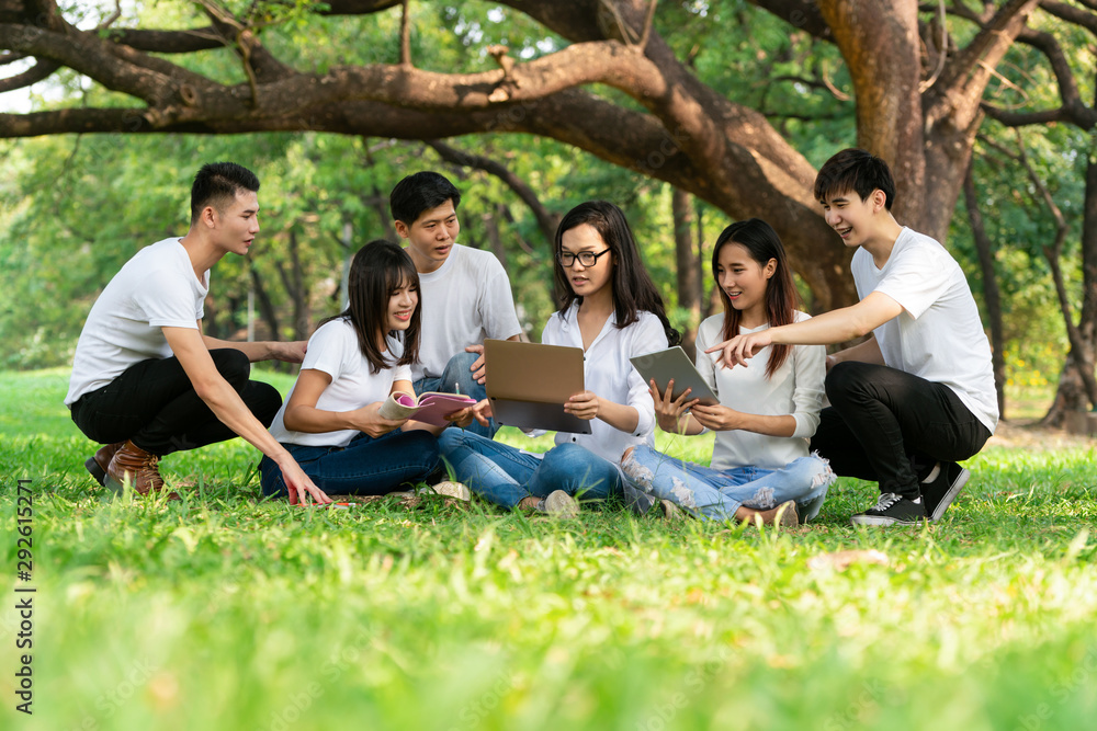 在大学或学校的公园里学习小组项目的年轻学生团队。学习快乐