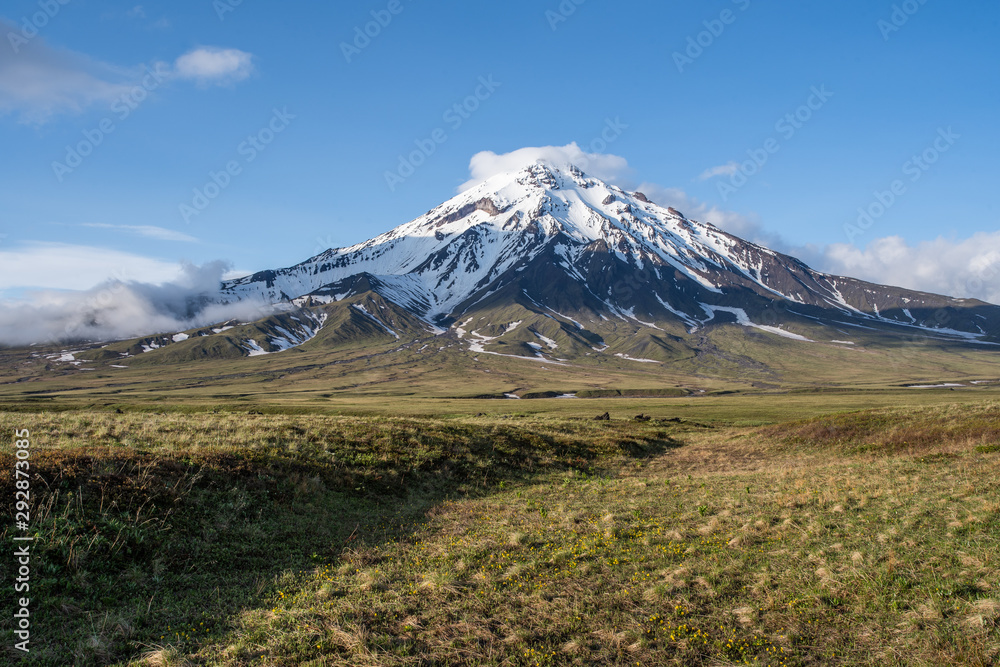 美丽的秋季火山景观。俄罗斯远东，堪察加半岛，欧亚大陆