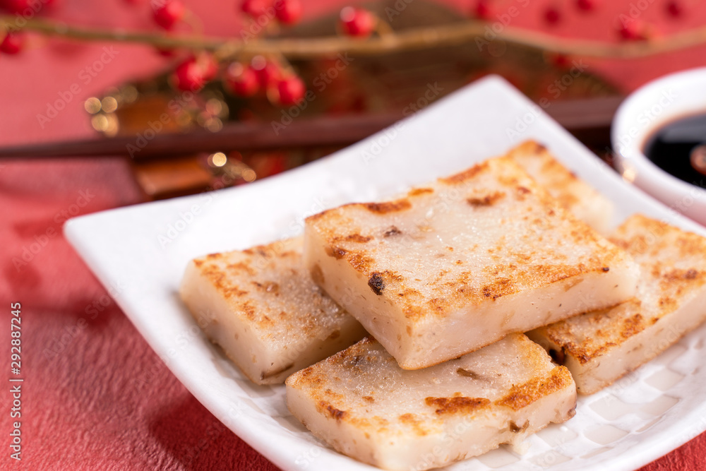 中国农历新年美食理念，美味的萝卜萝卜蛋糕，餐厅里的当地美食