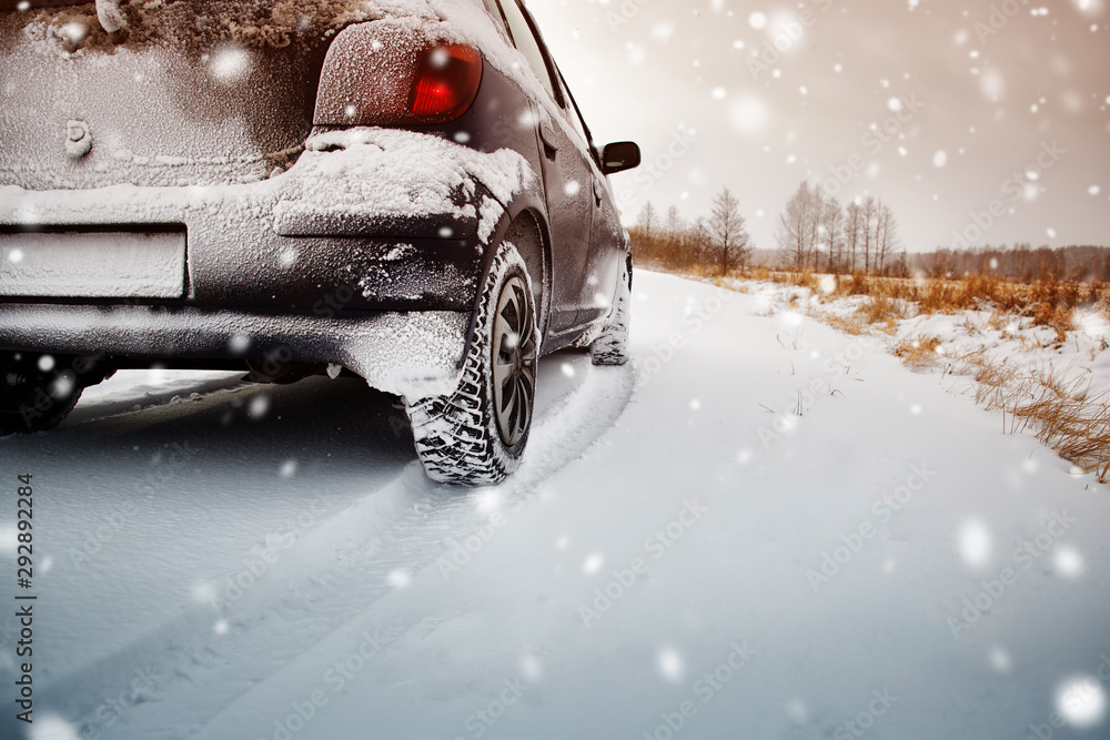 冬季雪地道路上的汽车轮胎