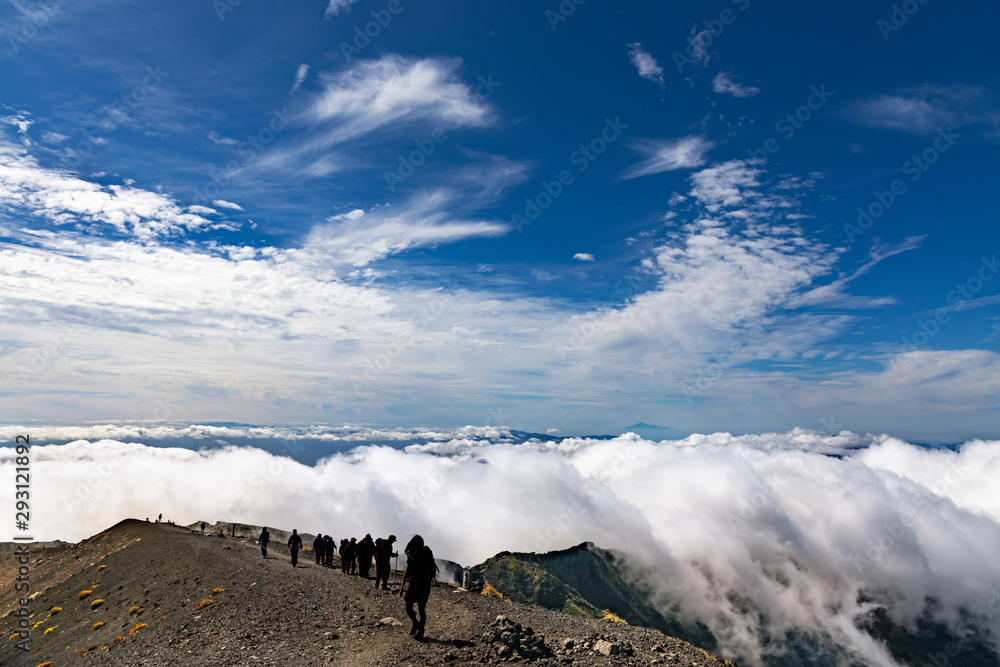 雲の上の登山道