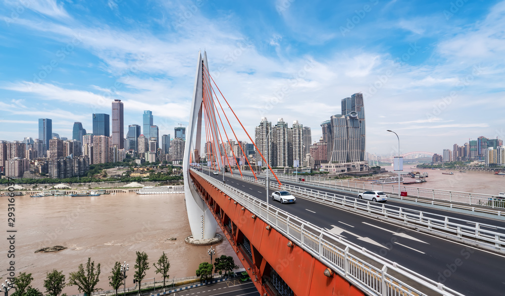 城市道路和建筑景观的天际线……