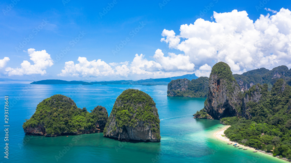 在Railay Bay的Ao Phra Nang海滩上，用传统的长尾船俯瞰Phra Nanng洞穴海滩。