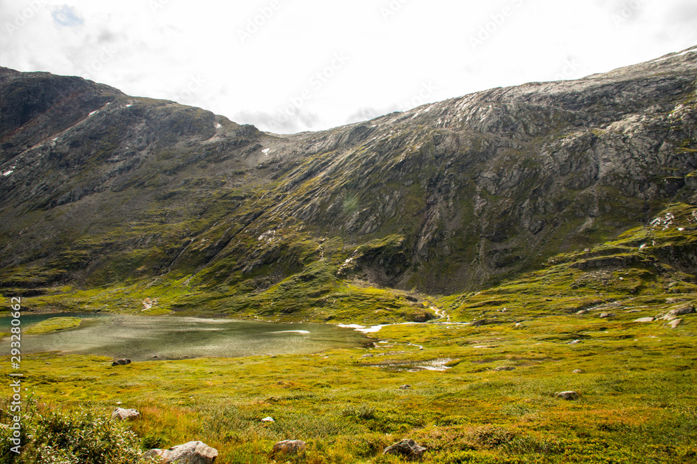 Grünes Tal mit See