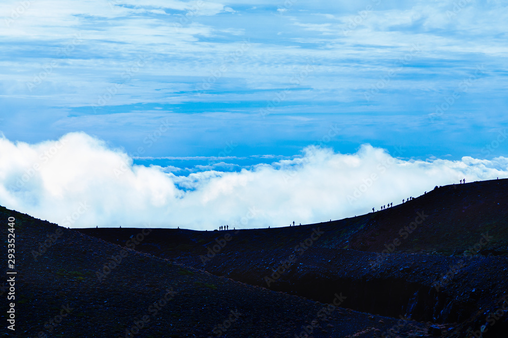 雲の上の登山道