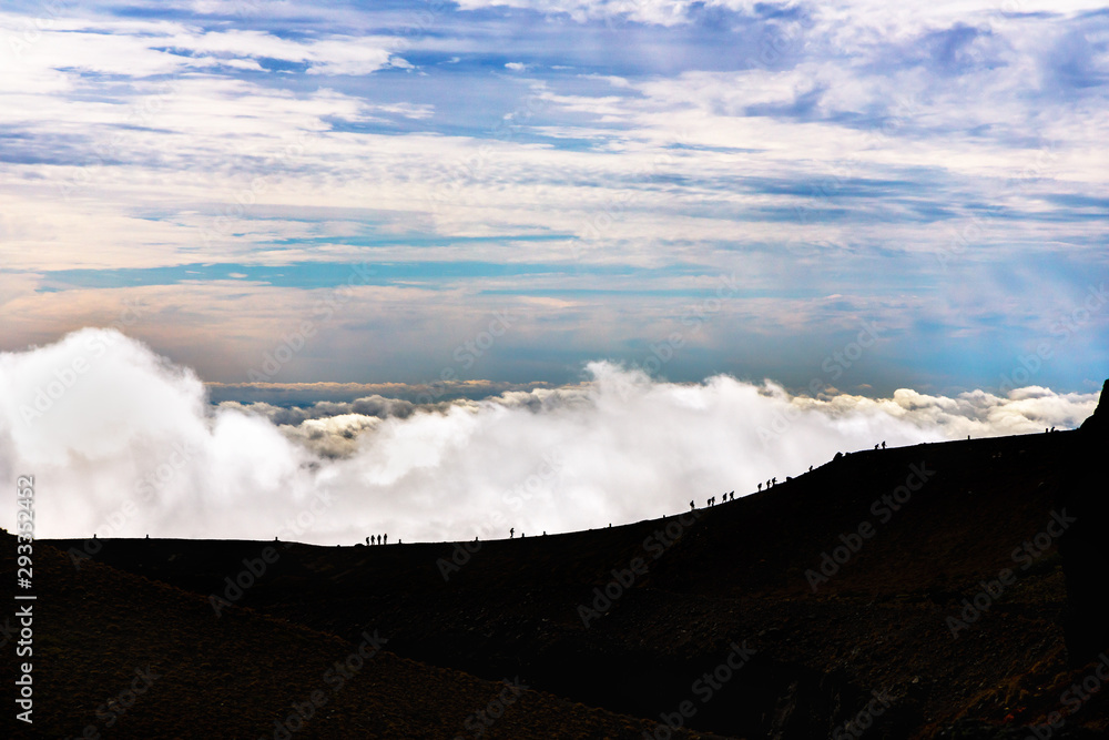 雲の上の登山道