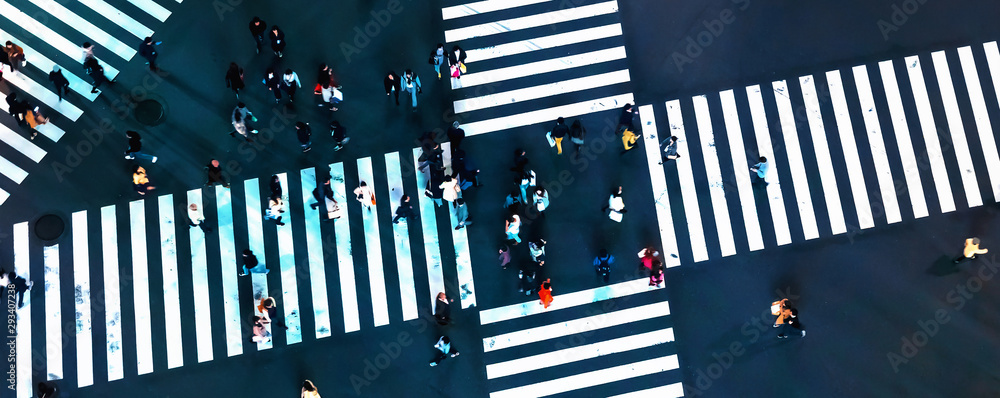 夜晚人们穿过日本东京银座一个大十字路口的鸟瞰图