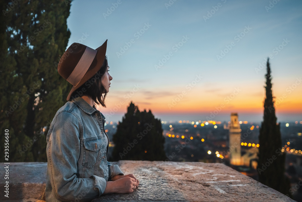 年轻女子看夜景