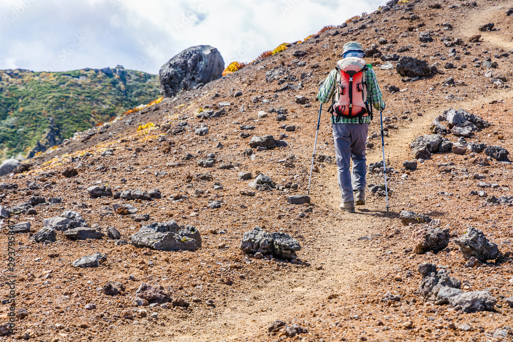 岩手山の山頂に向かう登山道