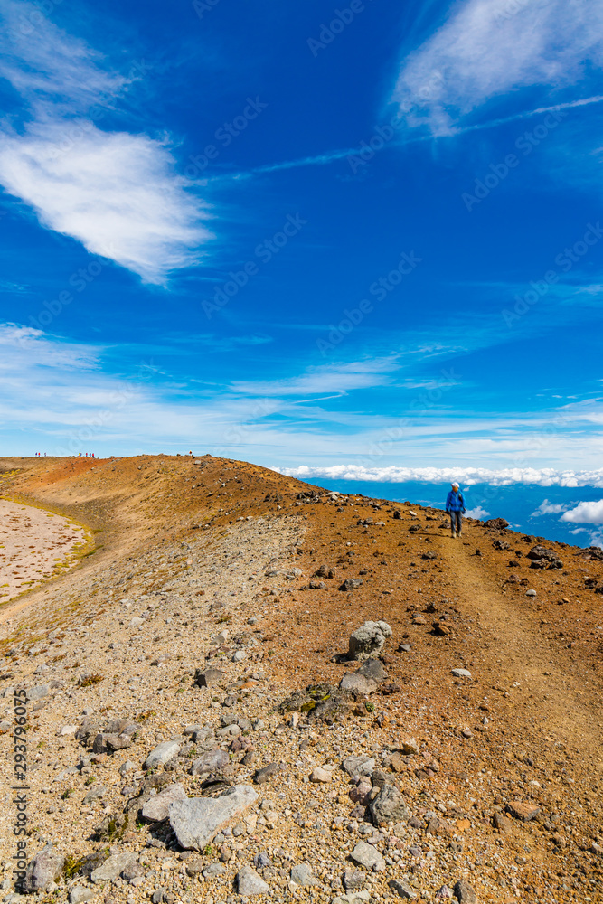 岩手山の山頂に向かう登山道