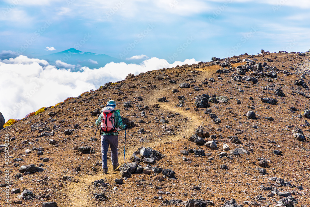 岩手山の山頂に向かう登山道