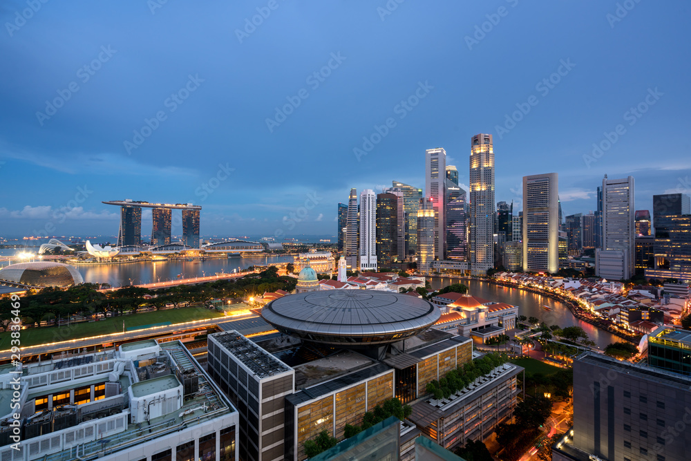 新加坡商业区天际线和新加坡摩天大楼全景，最高法院在夜间