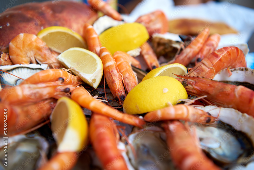 Seafood Meeresfrüchte Platte mit Shrimps Austern und Krabben