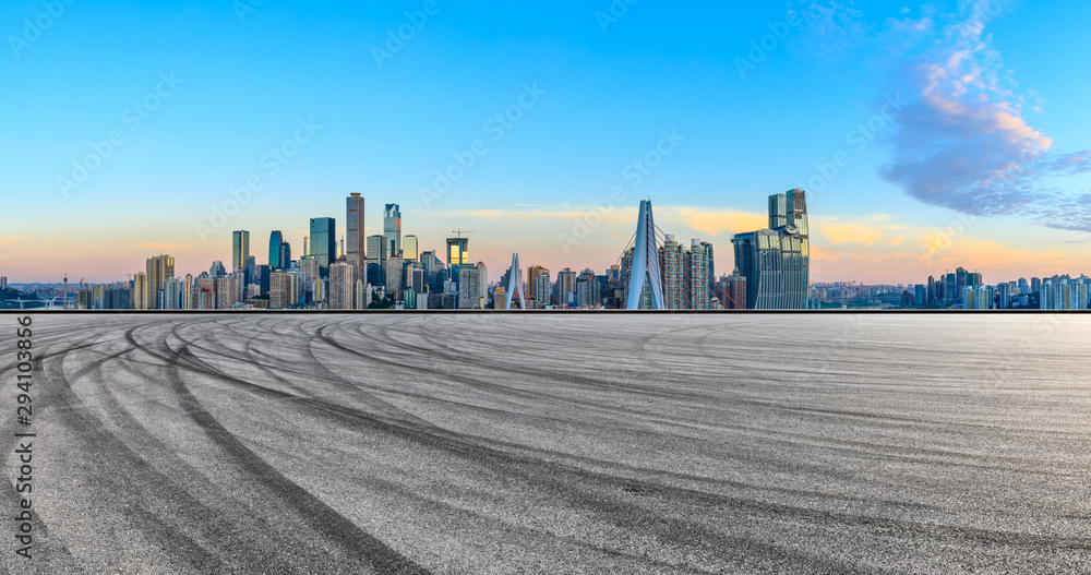 日出时，中国重庆的空跑道和城市金融区。