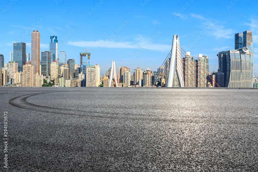 中国重庆，空荡荡的赛马场和有建筑的城市金融区。