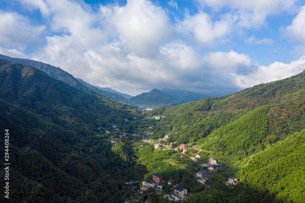 山里有农场的小村庄