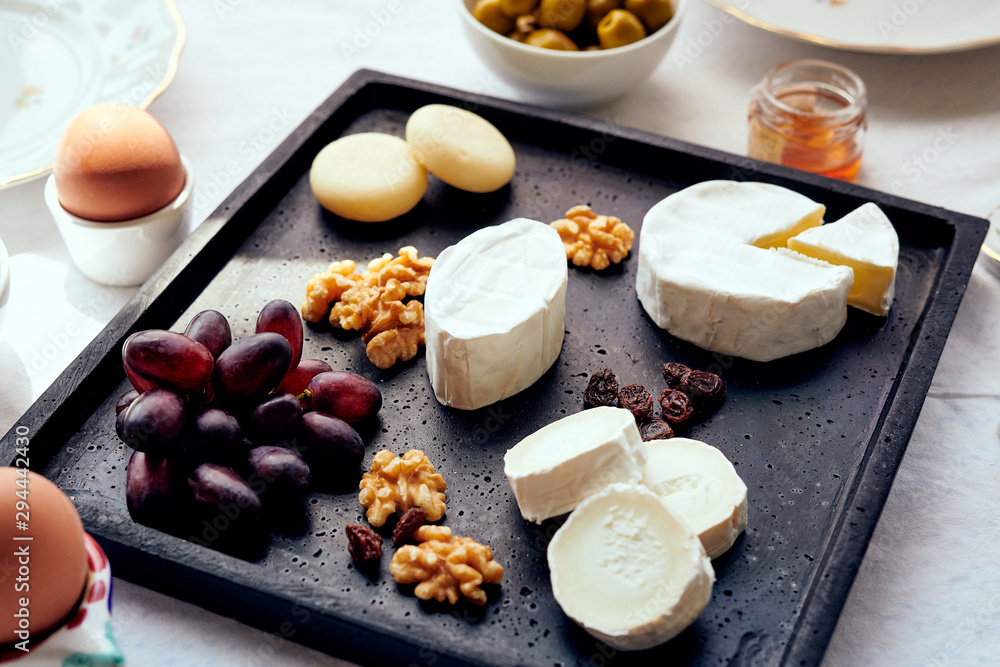 gesundes Frühstück mit Käse und Nüssen zum Feiertag Weihnachten