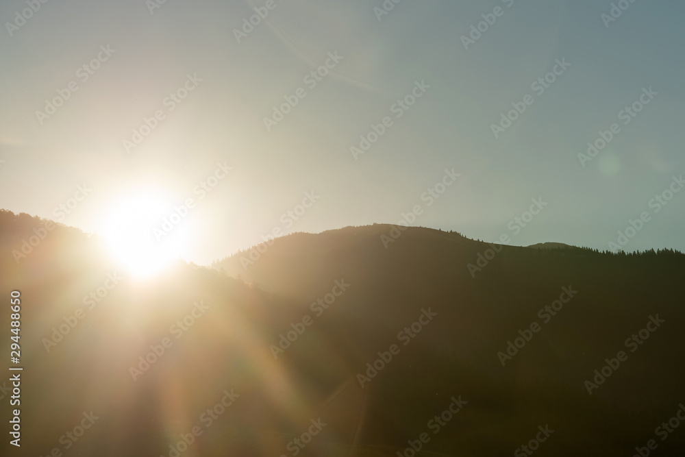 阳光明媚的秋日山景