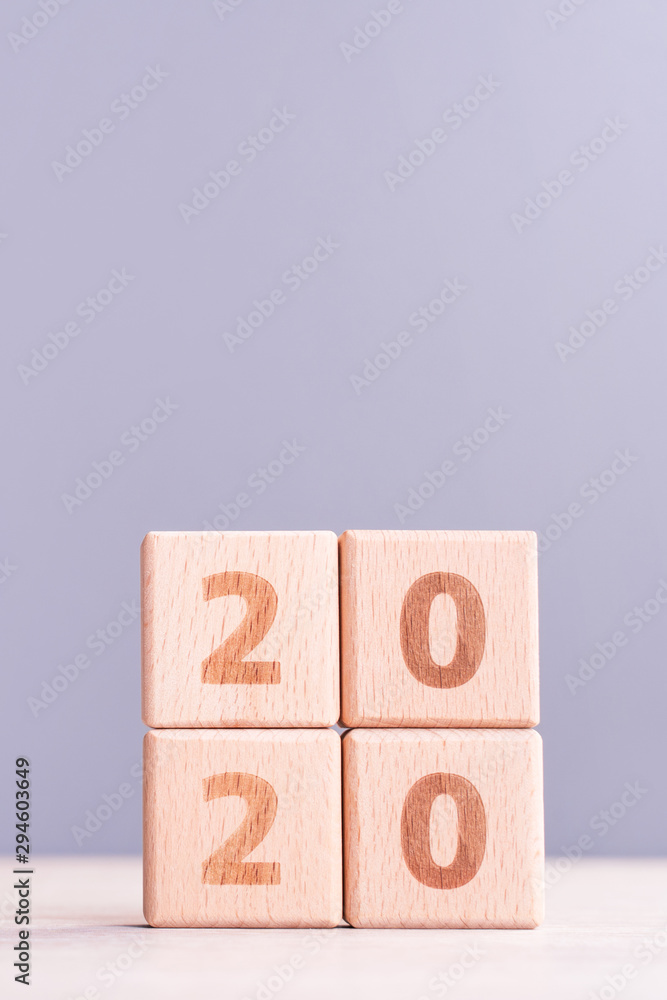 摘要202019新年目标计划设计理念-木桌上的木块立方体和过去