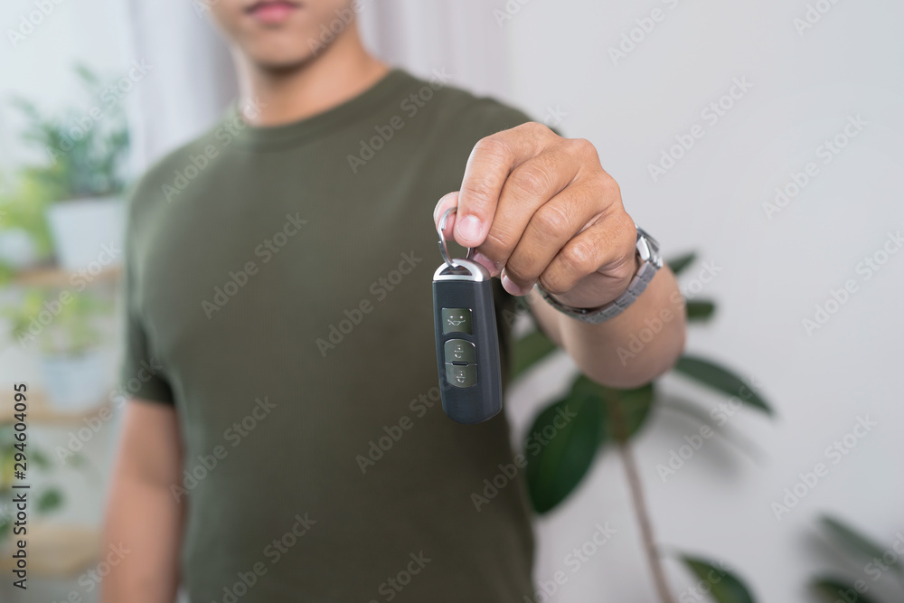 Man holding car key to show up