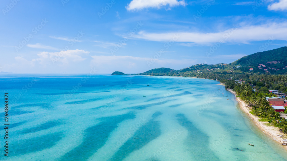 泰国素叻他尼高苏梅岛的热带海洋和蓝天鸟瞰图。