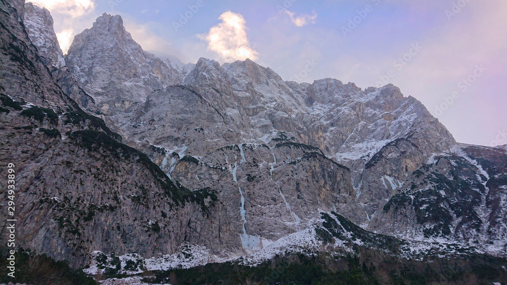 航空：冰冻的河流从斯洛文尼亚一座雪山的悬崖上倾泻而下。