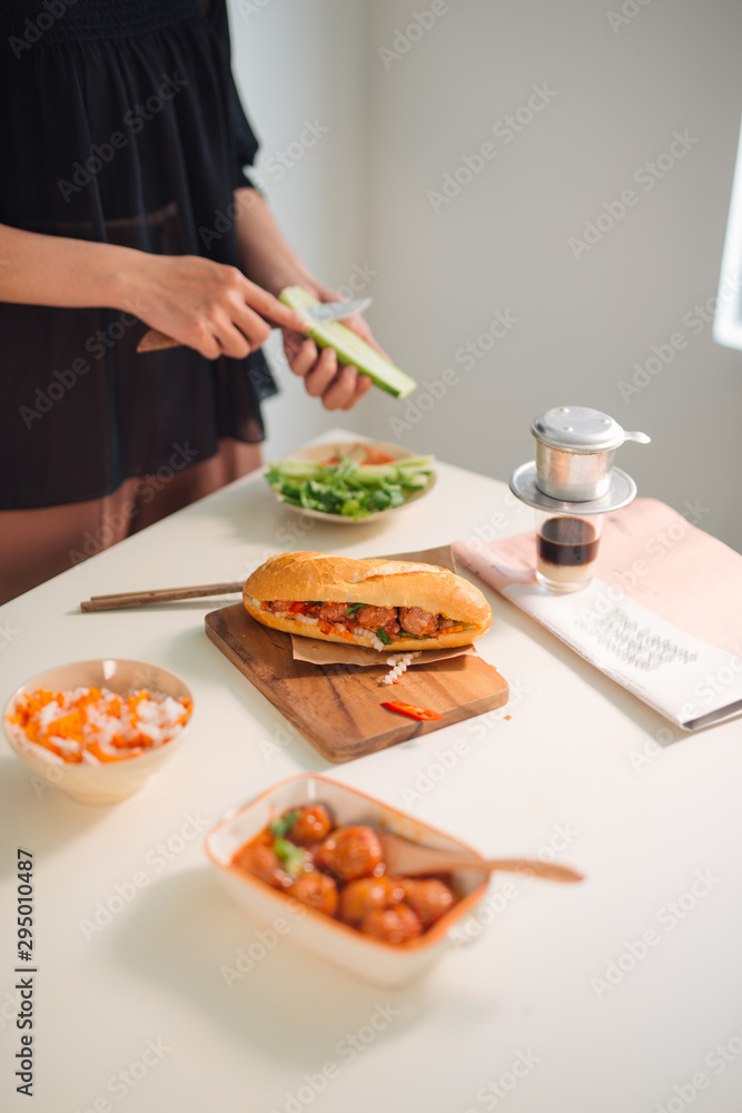 肉丸配番茄酱作为三明治，越南早餐