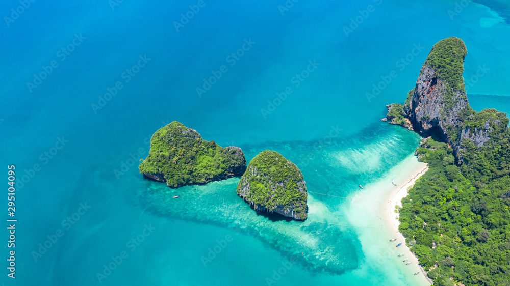 在拉雷湾的湄南湾海滩上，用传统的长尾船俯瞰湄南湾洞穴海滩。