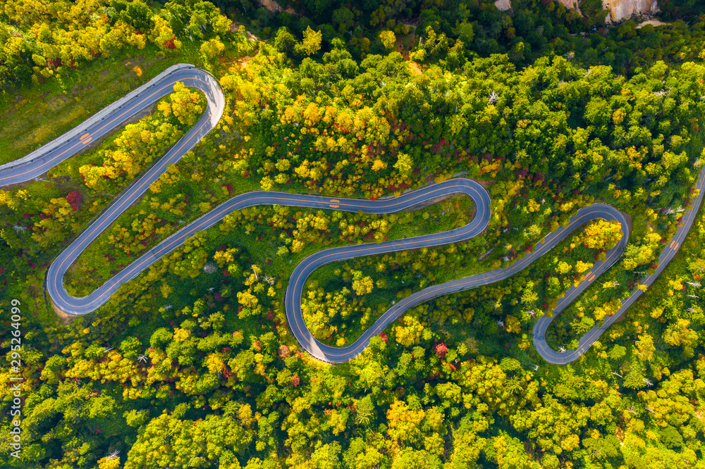 秋季山路蜿蜒鸟瞰图