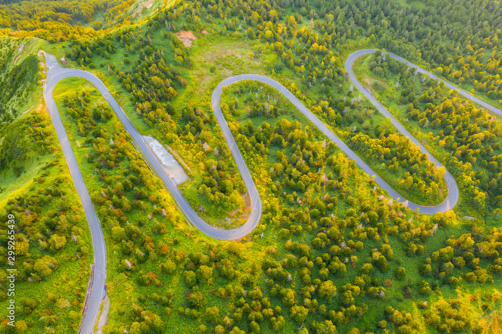 秋季山路蜿蜒鸟瞰图