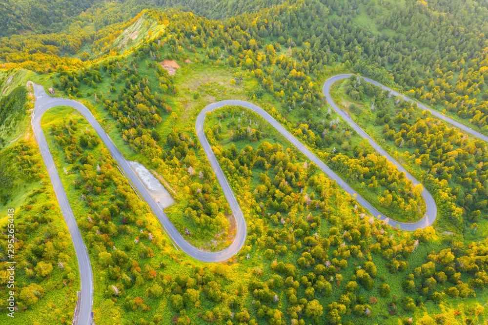 秋季山路蜿蜒鸟瞰图